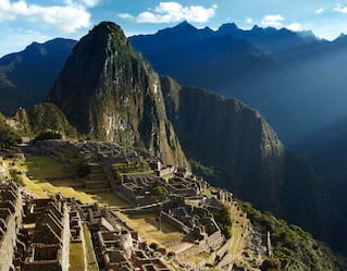 Sonnenstrahlen, die auf die Spitze der Zitadelle Machu Picchu fallen 